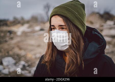 Portrait d'une jeune femme portant un masque médical, protection de la santé contre le virus de la grippe, les maladies épidémiques et infectieuses. Protéger Banque D'Images