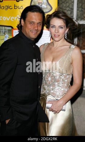 Elizabeth Hurley et le petit ami Arun Sayer se joignent à Magic bus et à une foule de supporters pour un spectaculaire banquet Bombay à Banqueting House afin de recueillir des fonds pour les programmes de développement de l'enfant de l'organisme de bienfaisance en Inde. Whitehall, Londres. 22 novembre 2006. Banque D'Images