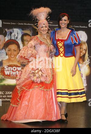 Kacey Ainsworth et Suranne Jones participant au lancement par la presse nationale de la première course de Family Entertainment de Pantos, y compris Aladdin, Cendrillon, Mother Goose, Peter Pan, Jack & The Beanstalk et Snow White, au Piccadilly Theatre, dans le centre de Londres, le 23 novembre 2006. Doug Peters/EMPICS Entertainment Banque D'Images