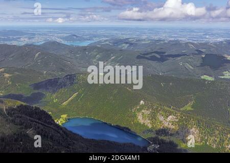 Le Vorderer Langbathsee et l'Attersee à distance, vu du sommet de l'Alberfeldkogel Banque D'Images