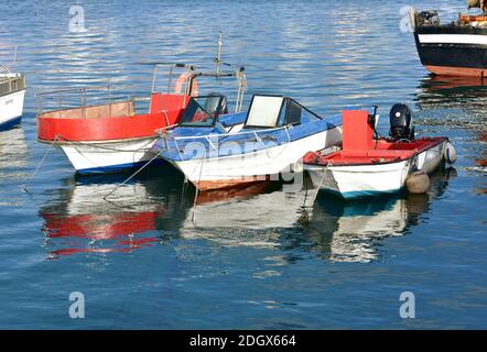 Camariñas, Espagne. 28 novembre 2020. Des bateaux de pêche colorés amarrés dans un port avec réflexion sur l'eau à la célèbre Costa da Morte dans la région de Galice. Banque D'Images