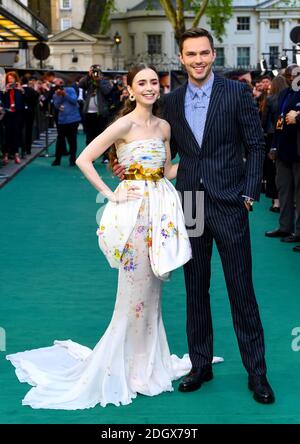 Lily Collins et Nicholas Hoult assistent à la première britannique de Tolkien qui s'est tenue à Curzon Mayfair, Londres. Crédit photo devrait lire: Doug Peters/EMPICS Banque D'Images