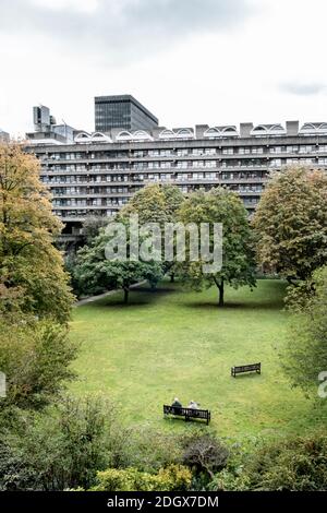 The Thomas More Residents Garden dans le domaine de l'habitation Barbican, City of London Financial District, Londres, Royaume-Uni Banque D'Images