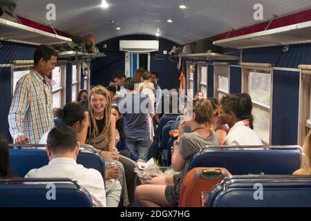 Backpackers et les locaux sur le train de Bangkok - Chiang Mai Exploité par le chemin de fer de l'État de Thaïlande Banque D'Images