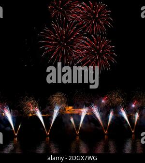 Feu d'artifice coloré à la Valette, Malte avec fond de ville, Malte, fond de ville silhouete, festival de feu d'artifice de Malte, 4 de juillet, Indépendante Banque D'Images