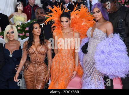 (De gauche à droite) Kris Jenner, Kim Kardashian-West, Kanye West, Kendall Jenner, Kylie Jenner assister au Metropolitan Museum of Art Costume Institute Benefit Gala 2019 à New York, Etats-Unis. Crédit photo à lire : Doug Peters/EMPICS Banque D'Images