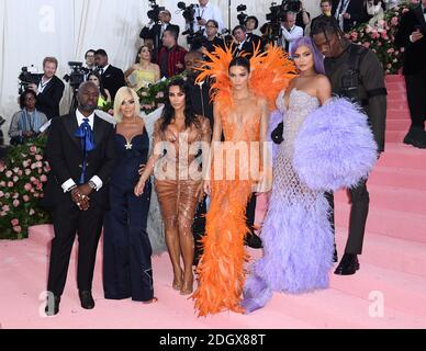 (De gauche à droite) Corey Gamble, Kris Jenner, Kim Kardashian-West, Kanye West, Kendall Jenner, Kylie Jenner et Travis Scott participant au Metropolitan Museum of Art Costume Institute Gala bénéfice 2019 à New York, États-Unis. Crédit photo à lire : Doug Peters/EMPICS Banque D'Images