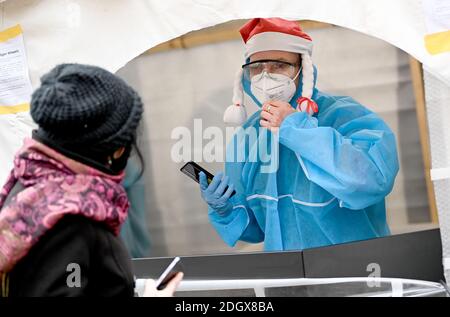 Berlin, Allemagne. 09e décembre 2020. Une jeune femme s'inscrit dans la zone d'entrée de la boîte de nuit 'KitKat-Club' pour un test de frottis pour un test d'antigène rapide. Dans les locaux du club de Berlin, des tests rapides payés de corona sont offerts sous supervision médicale. Credit: Britta Pedersen/dpa-Zentralbild/dpa/Alay Live News Banque D'Images