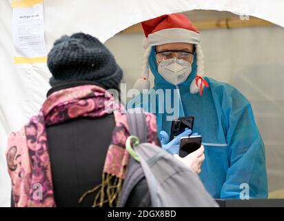 Berlin, Allemagne. 09e décembre 2020. Une jeune femme s'inscrit dans la zone d'entrée de la boîte de nuit 'KitKat-Club' pour un test de frottis pour un test d'antigène rapide. Dans les locaux du club de Berlin, des tests rapides payés de corona sont offerts sous supervision médicale. Credit: Britta Pedersen/dpa-Zentralbild/dpa/Alay Live News Banque D'Images