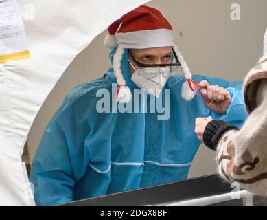 Berlin, Allemagne. 09e décembre 2020. Une jeune femme s'inscrit dans la zone d'entrée de la boîte de nuit 'KitKat-Club' pour un test de frottis pour un test d'antigène rapide. Dans les locaux du club de Berlin, des tests rapides payés de corona sont offerts sous supervision médicale. Credit: Britta Pedersen/dpa-Zentralbild/dpa/Alay Live News Banque D'Images