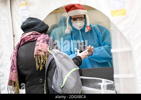 Berlin, Allemagne. 09e décembre 2020. Une jeune femme s'inscrit dans la zone d'entrée de la boîte de nuit 'KitKat-Club' pour un test de frottis pour un test d'antigène rapide. Dans les locaux du club de Berlin, des tests rapides payés de corona sont offerts sous supervision médicale. Credit: Britta Pedersen/dpa-Zentralbild/dpa/Alay Live News Banque D'Images