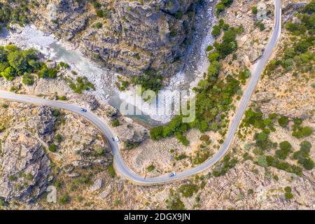 Vue de haut en bas sur la gorge de la rivière Asco en Haute Corse sur l'île de corse, France Banque D'Images