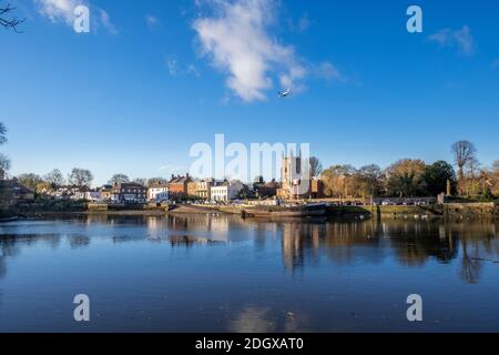 Royaume-Uni, Londres, Hounslow, vue sur le centre-ville d'Isleworth en face de la Tamise, automne, jour ensoleillé, ciel bleu Banque D'Images