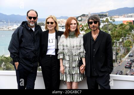 Luca Guadagnino (de gauche à droite) Marthe Keller, Julianne Moore et Pierpaolo Piccioli assistent à la séance photo de la grande fille au Club by Albane sur la terrasse de l'hôtel Marriott lors du 72e Festival de Cannes Banque D'Images