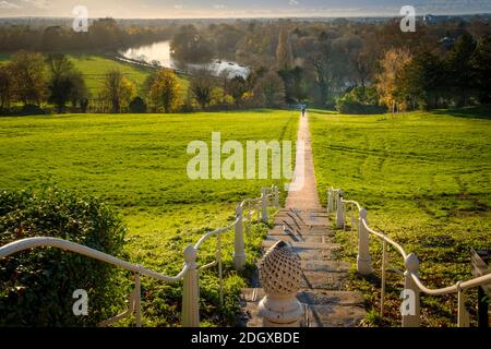 Royaume-Uni, Londres, marchent sur un chemin entre le point d'observation de Richmond Hill et Terrace Field en direction de la Tamise jusqu'à Ham, Petersham et Twickenham. Automne. Banque D'Images