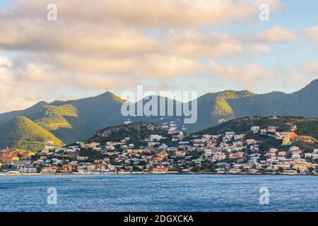 Vue sur la côte de Sint Maarten dans les Caraïbes. Banque D'Images