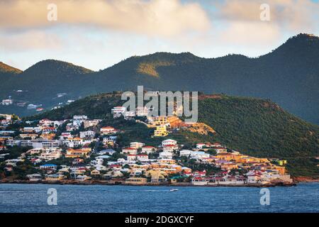 Vue sur la côte de Sint Maarten dans les Caraïbes. Banque D'Images