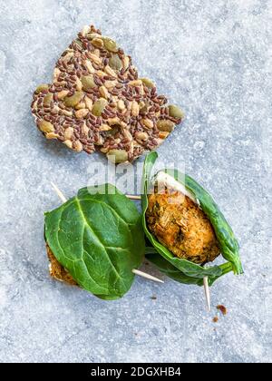 Boulettes de falafel avec petits épinards, fromage à la crème à la truffe et en-cas turcs faits maison Biscuit aux graines de tournesol, sésame et aneth. Galeta Yaprek croustillante. Banque D'Images