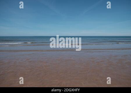 Plage de sable vide donnant sur la mer avec horizon bleu, la plage est Saunton sands à Devon Royaume-Uni Banque D'Images