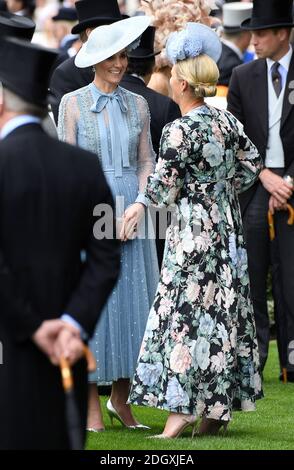 La duchesse de Cambridge et Zara Tindall pendant la première journée de Royal Ascot à l'hippodrome d'Ascot. Banque D'Images