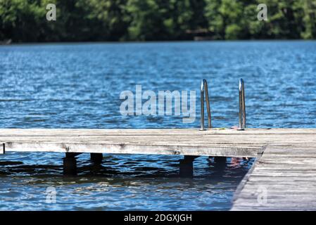 Lac avec scène de baignade en été Banque D'Images