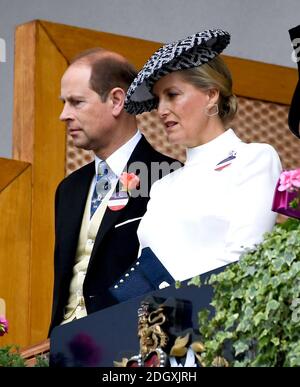 Le comte de Wessex (à gauche) et la comtesse de Wessex pendant le deuxième jour de Royal Ascot à l'hippodrome d'Ascot. Crédit photo devrait se lire: Doug Peters/EMPICS Banque D'Images