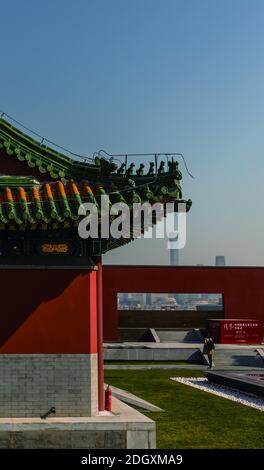 Un petit complexe de palais, semble beaucoup semblable à la Cité interdite, se trouve sur le sommet du bâtiment de Longfu, où le nouveau et le traditionnel se rencontrent, Beij Banque D'Images