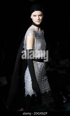 Un modèle portant une création du designer Julien MacDonald pour son spectacle de collection automne hiver 2007 pendant la semaine de la mode de Londres, à l'hôtel Hilton dans le centre de Londres, le 13 février 2007. Banque D'Images