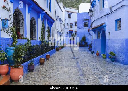 Rue dans la ville bleue de Chefchaouen, Maroc, Afrique. Banque D'Images