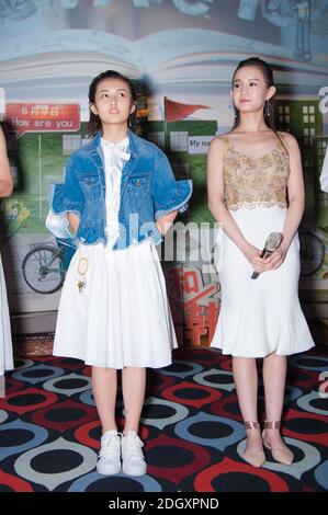 --FILE--l'actrice chinoise Cheng Zining, à droite, participe à un événement promotionnel pour promouvoir son nouveau film Comment allez-vous à Shenyang, Liao, dans le nord-est de la Chine Banque D'Images