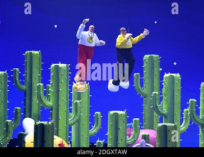 Bad Bunny et J Balvin se déroulent sur scène aux MTV Video Music Awards 2019, qui se tiennent au Prudential Center de Newark, NJ photo Credit devrait se lire: Doug Peters/EMPICS Banque D'Images