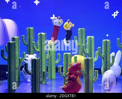 Bad Bunny et J Balvin se déroulent sur scène aux MTV Video Music Awards 2019, qui se tiennent au Prudential Center de Newark, NJ photo Credit devrait se lire: Doug Peters/EMPICS Banque D'Images