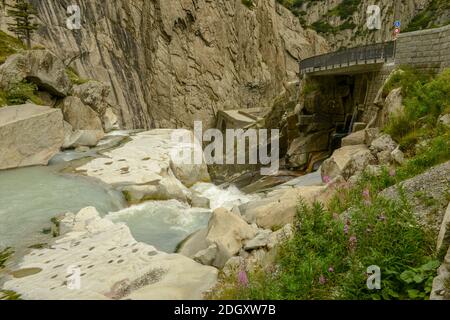 Rivière Reuss au pont Devil's sur le col de Saint-Gotthard dans les alpes suisses Banque D'Images