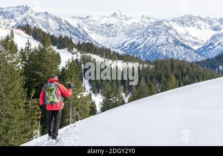 L'homme senior fait de la randonnée en raquettes dans les montagnes alpines d'hiver. Allgau, Bavière, Allemagne. Banque D'Images