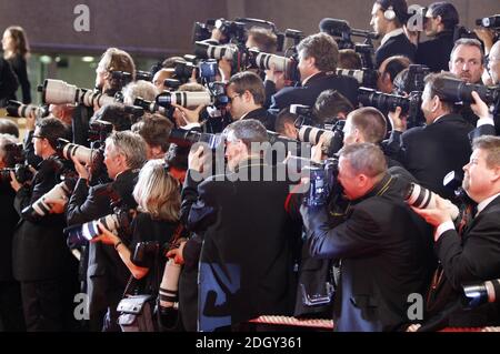 U2 se présente en direct sur les marches du Palais de Festival, pour la première de U2 3D, pendant le 60ème Festival International de Cannes en France. Date de la photo samedi 19 mai 2007. Photo de Doug Peters/EMPICS Entertainment Banque D'Images