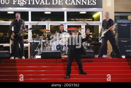 U2 se présente en direct sur les marches du Palais de Festival, pour la première de U2 3D, pendant le 60ème Festival International de Cannes en France. Date de la photo samedi 19 mai 2007. Photo de Doug Peters/EMPICS Entertainment Banque D'Images