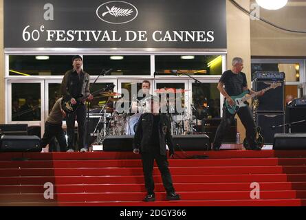 U2 se présente en direct sur les marches du Palais de Festival, pour la première de U2 3D, pendant le 60ème Festival International de Cannes en France. Date de la photo samedi 19 mai 2007. Photo de Doug Peters/EMPICS Entertainment Banque D'Images