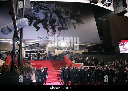 U2 se présente en direct sur les marches du Palais de Festival, pour la première de U2 3D, pendant le 60ème Festival International de Cannes en France. Date de la photo samedi 19 mai 2007. Photo de Doug Peters/EMPICS Entertainment Banque D'Images