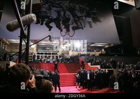 U2 se présente en direct sur les marches du Palais de Festival, pour la première de U2 3D, pendant le 60ème Festival International de Cannes en France. Date de la photo samedi 19 mai 2007. Photo de Doug Peters/EMPICS Entertainment Banque D'Images