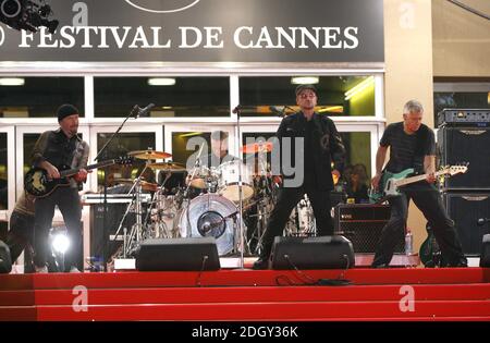 U2 se présente en direct sur les marches du Palais de Festival, pour la première de U2 3D, pendant le 60ème Festival International de Cannes en France. Date de la photo samedi 19 mai 2007. Photo de Doug Peters/EMPICS Entertainment Banque D'Images