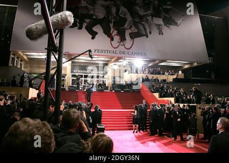 U2 se présente en direct sur les marches du Palais de Festival, pour la première de U2 3D, pendant le 60ème Festival International de Cannes en France. Date de la photo samedi 19 mai 2007. Photo de Doug Peters/EMPICS Entertainment Banque D'Images