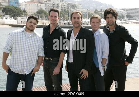 (De gauche à droite) Jerry Ferrera, Kevin Dillon, Jeremy Piven, Kevin Connolly et Adrian Grenier au salon de télévision Entourage, qui s'est tenu sur la plage du Majestic Hotel le 23 mai 2007. Partie du 60ème Festival de Cannes. Banque D'Images