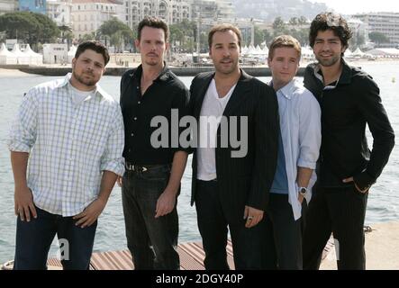 (De gauche à droite) Jerry Ferrera, Kevin Dillon, Jeremy Piven, Kevin Connolly et Adrian Grenier au salon de télévision Entourage, qui s'est tenu sur la plage du Majestic Hotel le 23 mai 2007. Partie du 60ème Festival de Cannes. Banque D'Images