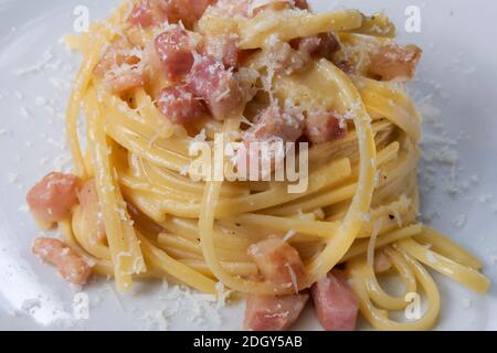 Pâtes linguine alla carbonara avec bacon, œufs, fromage pecorino et poivre Banque D'Images