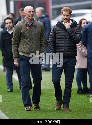 Le duc de Sussex participe à un événement Terrence Higgins Trust avec l'ancien capitaine de rugby du pays de Galles Gareth Thomas, en prévision de la semaine nationale de dépistage du VIH au Twickenham Stoop, stade du club de rugby de Premiership Harlequins. Le crédit photo devrait se lire comme suit : Doug Peters/EMPICS Banque D'Images