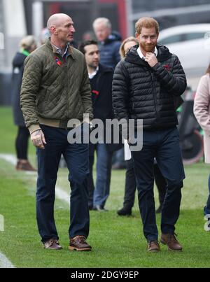 Le duc de Sussex participe à un événement Terrence Higgins Trust avec l'ancien capitaine de rugby du pays de Galles Gareth Thomas, en prévision de la semaine nationale de dépistage du VIH au Twickenham Stoop, stade du club de rugby de Premiership Harlequins. Le crédit photo devrait se lire comme suit : Doug Peters/EMPICS Banque D'Images