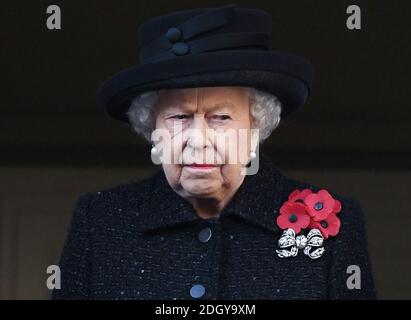 La Reine semble se déchirer en assistant au Service national du souvenir au Cenotaph, à Whitehall, à Londres. Le crédit photo devrait se lire comme suit : Doug Peters/EMPICS Banque D'Images