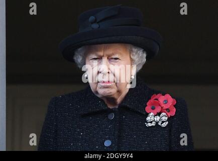 La Reine semble se déchirer en assistant au Service national du souvenir au Cenotaph, à Whitehall, à Londres. Le crédit photo devrait se lire comme suit : Doug Peters/EMPICS Banque D'Images