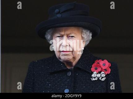 La Reine semble se déchirer en assistant au Service national du souvenir au Cenotaph, à Whitehall, à Londres. Le crédit photo devrait se lire comme suit : Doug Peters/EMPICS Banque D'Images