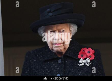 La Reine semble se déchirer en assistant au Service national du souvenir au Cenotaph, à Whitehall, à Londres. Le crédit photo devrait se lire comme suit : Doug Peters/EMPICS Banque D'Images